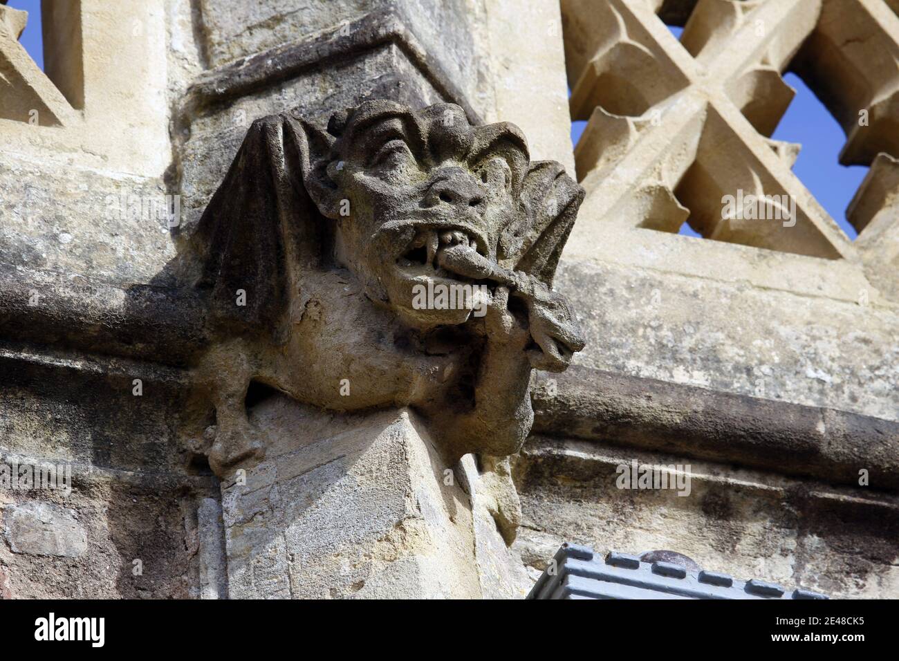 Un demone alato che divora un serpente. Grottesco sulle pareti della chiesa di San Giovanni Battista, Somerset, Inghilterra Foto Stock