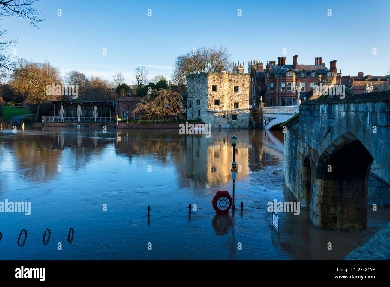 York, Inghilterra, 22 gennaio 2021, il fiume Ouse allagando le aziende lungo il fiume causando disagi e blocchi stradali a seguito di forti piogge e condizioni atmosferiche tempestose. Credit: John Potter/Alamy Live News Foto Stock