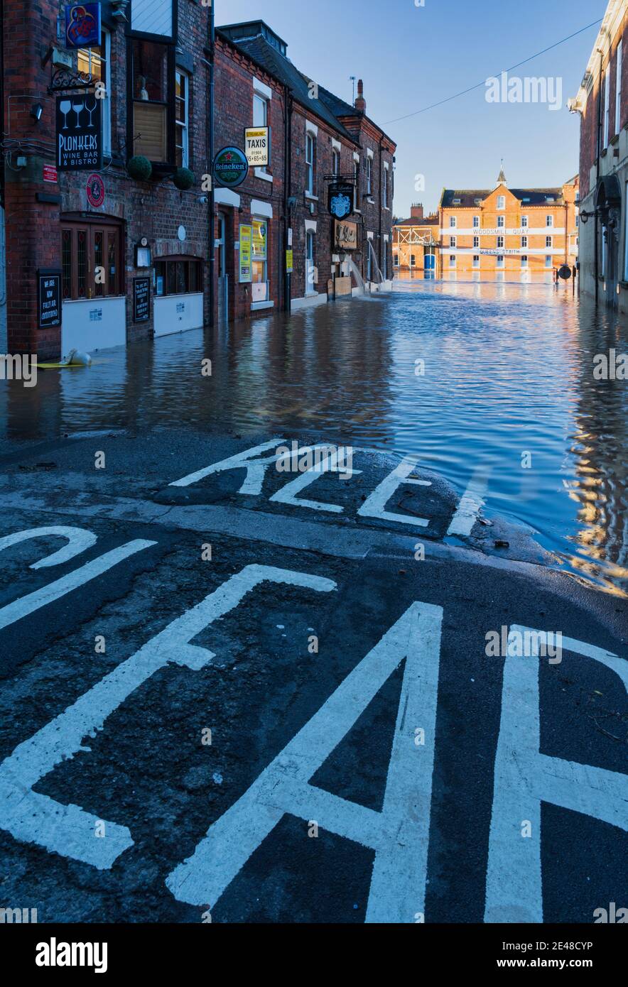 York, Inghilterra, 22 gennaio 2021, il fiume Ouse allagando le aziende lungo il fiume causando disagi e blocchi stradali a seguito di forti piogge e condizioni atmosferiche tempestose. Credit: John Potter/Alamy Live News Foto Stock