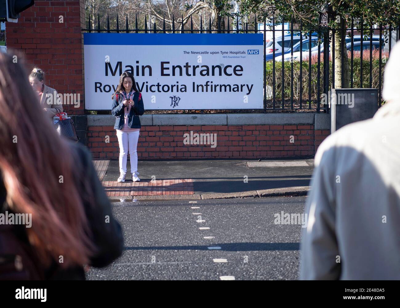 Ingresso principale del Royal Victoria Infirmary RVI Hospital di Newcastle upon Tyne con ambulanza Foto Stock