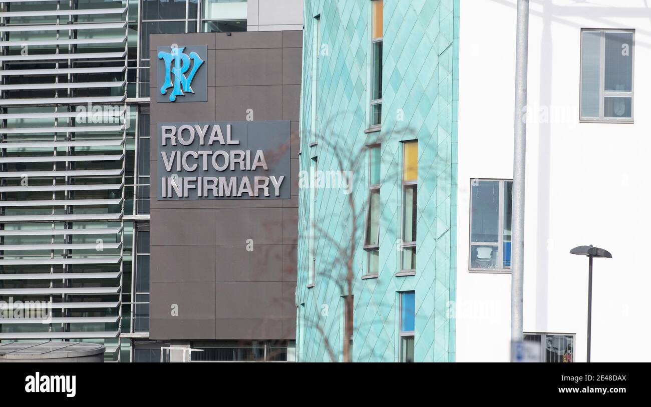 Ingresso principale del Royal Victoria Infirmary RVI Hospital di Newcastle upon Tyne con ambulanza Foto Stock