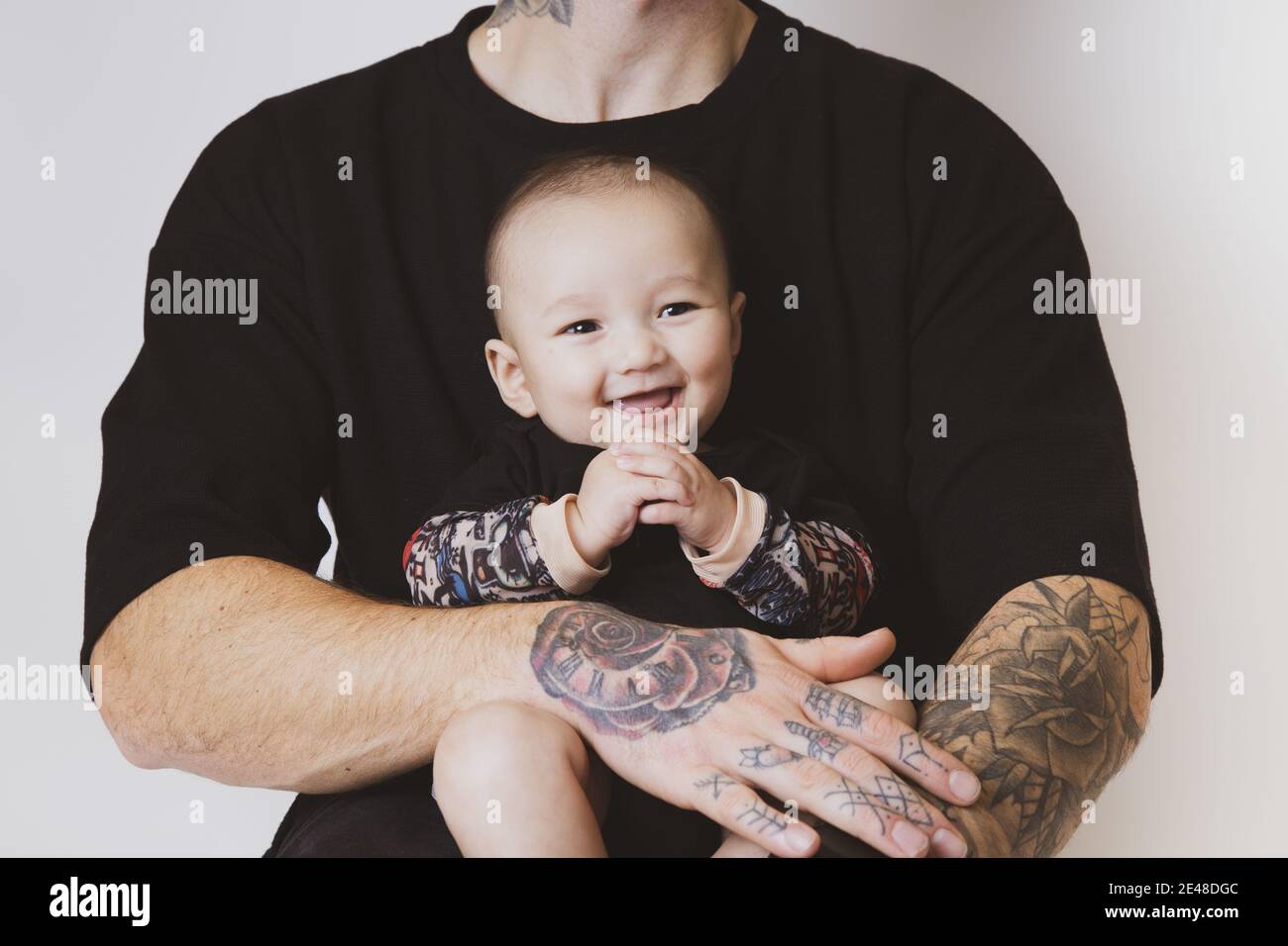 WHITSTABLE, REGNO UNITO - 06 gennaio 2019: Padre e figlio Tattoo - Bambino  con tatuaggi Foto stock - Alamy