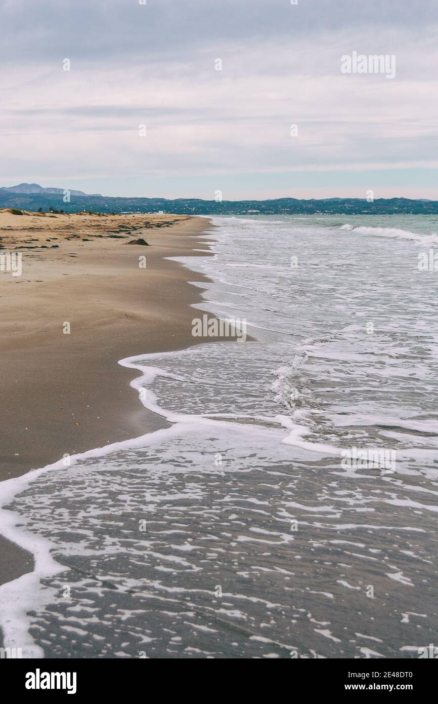 Spiaggia solitaria nel delta del ebro, tarragona, spagna. Il giorno è nuvoloso e ventoso. Foto Stock