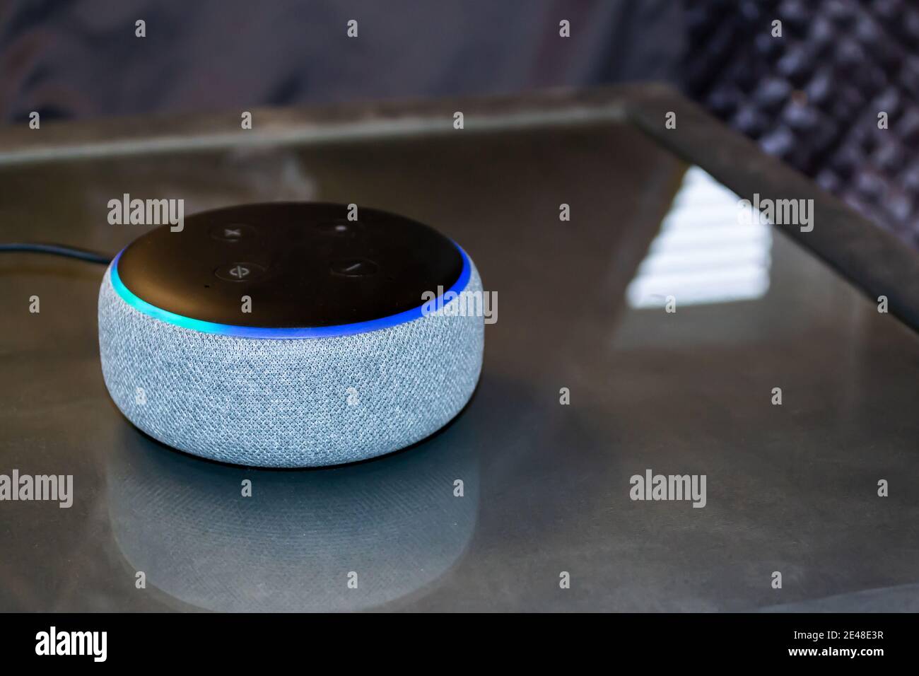 LONDRA/INGHILTERRA - 19 gennaio 2020: Altoparlante intelligente Amazon Echo Dot Foto Stock