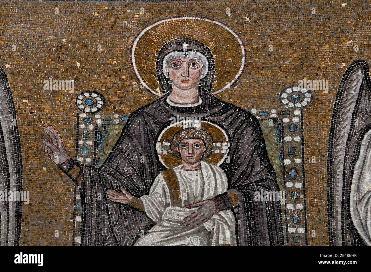 Santa Maria e Gesù bambino su un trono gioiello. Particolare dal mosaico ostrogotico, creato nel 500 d.C., nella Basilica di Sant'Apollinare nuovo a Ravenna, Emilia-Romagna, Italia. Foto Stock