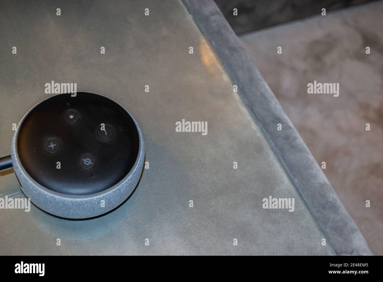 LONDRA/INGHILTERRA - 19 gennaio 2020: Altoparlante intelligente Amazon Echo Dot Foto Stock