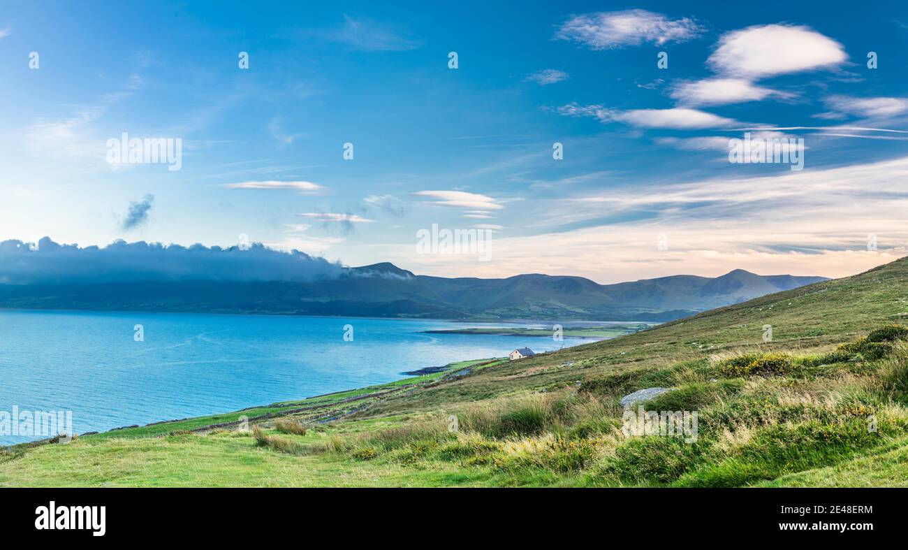 Vista su Brandon Bay da Brandon Head verso le montagne del centro di Dingle Penisula, contea di Kerry, Irlanda Foto Stock