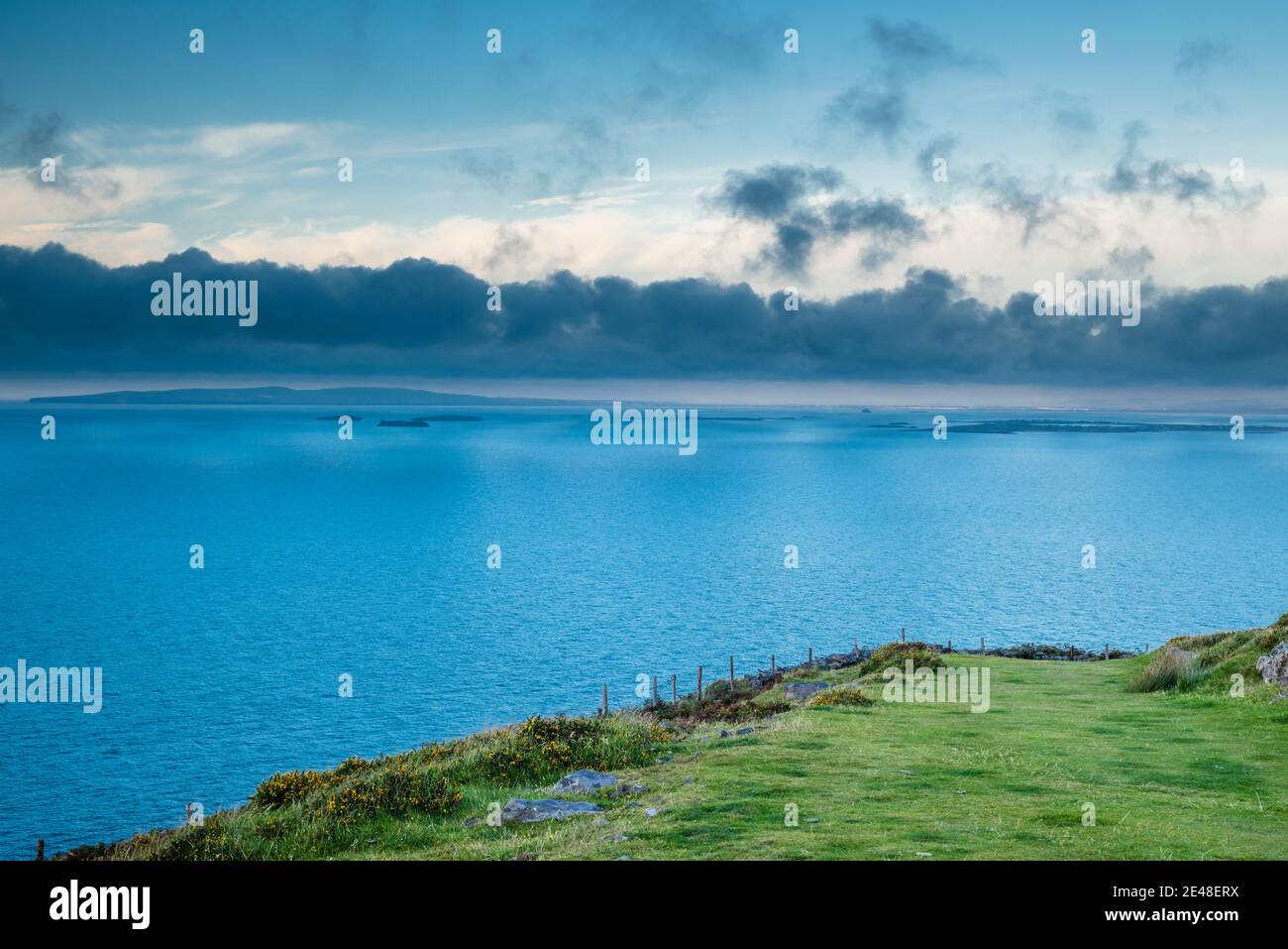 Ammira la vista a nord-est in una serata estiva da Brandon Head con le sette isole Hoggs disabitate vicino a Castlegregory, Dingle Penisula, County Kerry Foto Stock
