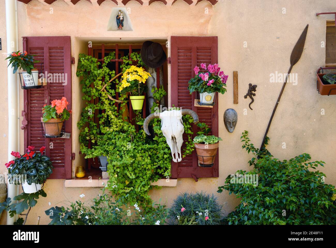 Finestra colorata e persiane decorate con finestre e toro Cranio e corni nella città vecchia di Cassis Provenza Francia Foto Stock