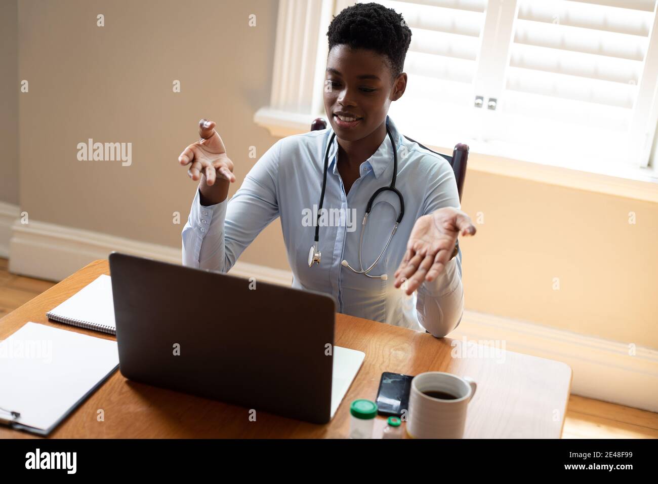 African american femmina medico fare video consultazione chiamata utilizzando il laptop Foto Stock