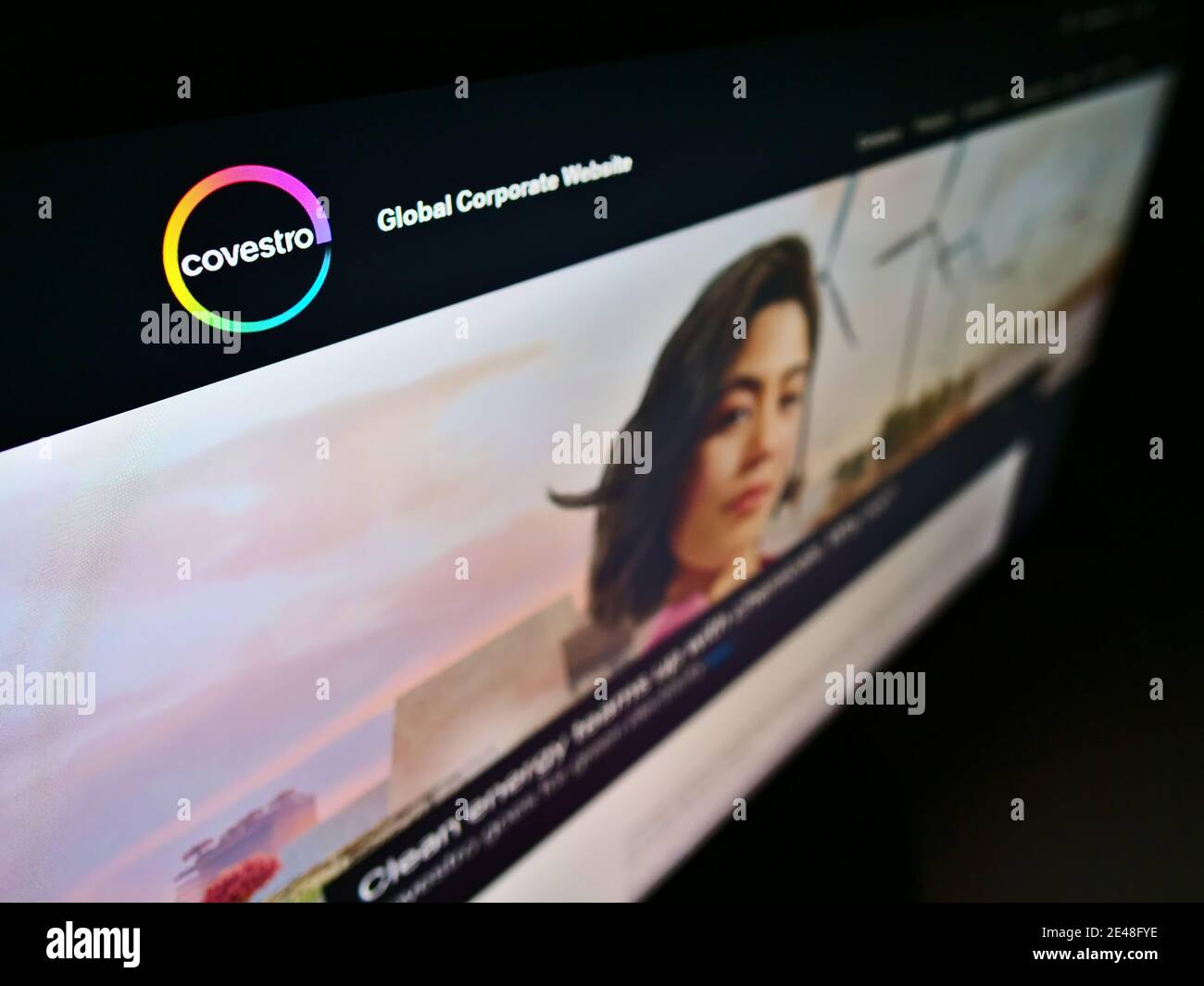 Vista ad alto angolo del sito web della società chimica tedesca Covestro AG su monitor per computer con logo aziendale. Mettere a fuoco sull'angolo in alto a sinistra. Foto non modificata. Foto Stock