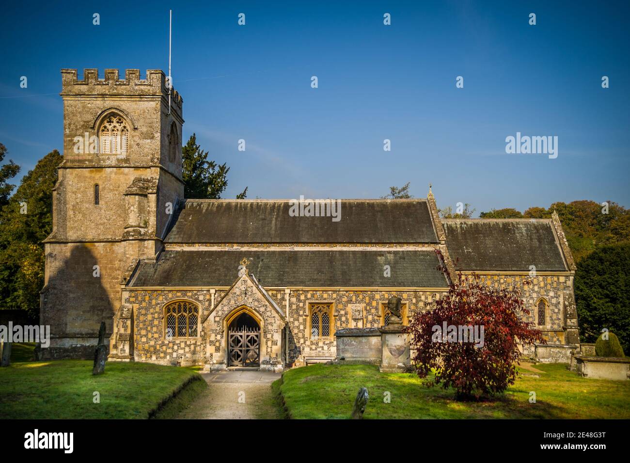 La Chiesa Parrocchiale di San Giorgio è ben nascosta sul lato sud e accessibile solo via Manton, Wiltshire che fa parte della Parrocchia e w Foto Stock