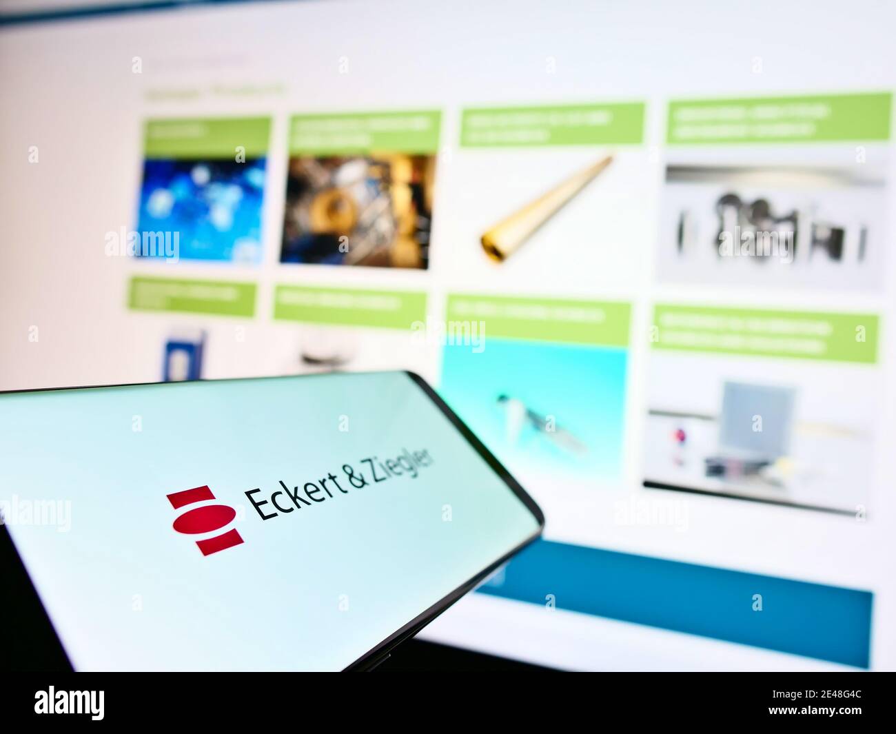 Smartphone con logo della società tedesca di tecnologia medica Eckert und Ziegler in esposizione con il sito web aziendale. Mettere a fuoco al centro-sinistra dello schermo del telefono. Foto Stock