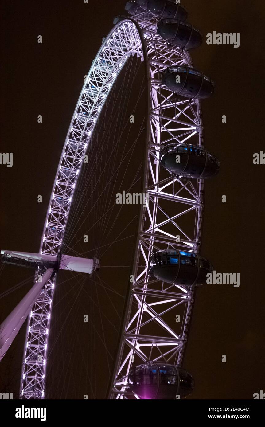 Si tratta di una vista notturna del London Eye, una ruota panoramica gigante situata sulle rive del Tamigi a Londra, Inghilterra. L'intera struttura Foto Stock