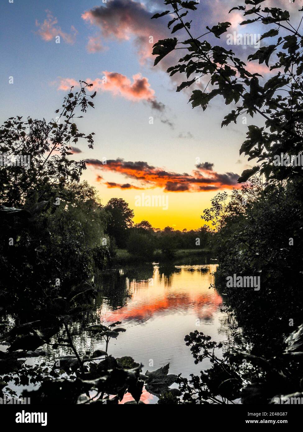 Glorioso tramonto sul fiume Kennett vicino Chilton Foliat, Hungerford nel Berkshire, Regno Unito. Foto Stock