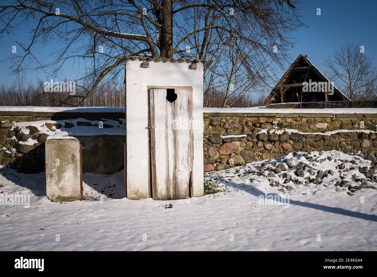 Vecchio bagno in paesaggio rurale sul villaggio Foto Stock
