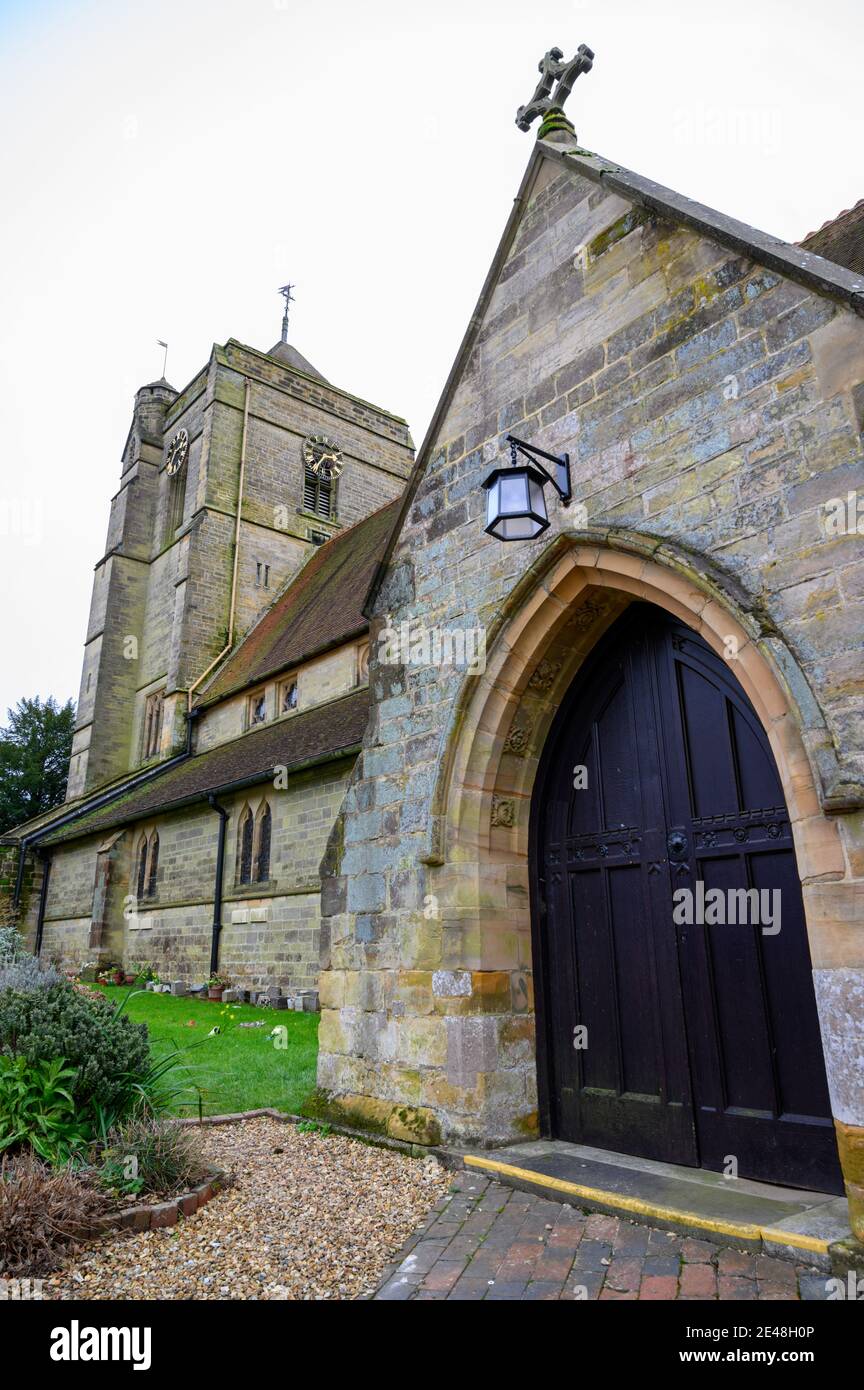 L'entrata frontale della Chiesa di St Wilfrid a Haywards Heath, West Sussex, Regno Unito. Foto Stock