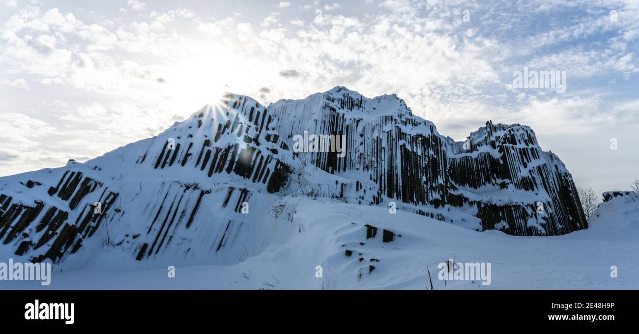 Panska skala - formazione rocciosa di colonne basaltiche pentagonali ed esagonali. Assomiglia a tubi d'organo giganti. Coperto di neve e ghiaccio in inverno. Kamenicky Senov, Repubblica Ceca. Foto Stock