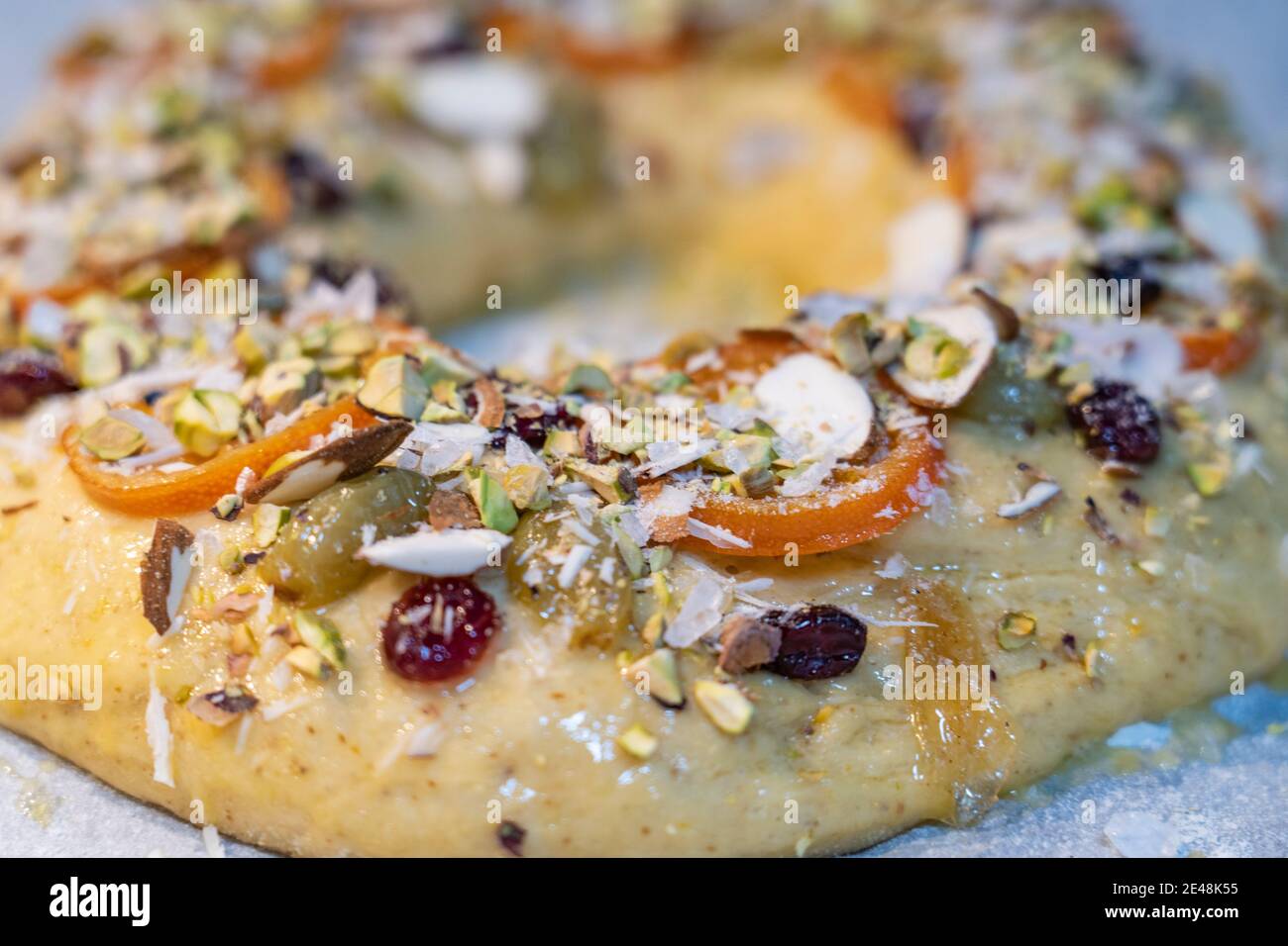 roscon de reyes tradizionale dessert spagnolo fatto a Natale con crema di mandorle e frutta candita a sfondo rustico Foto Stock