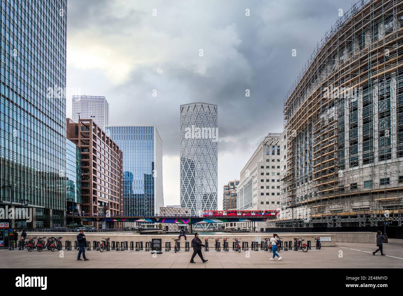 Canary Wharf London Lockdown lavoratori essenziali che passano per la finanza distretto con raschiatori di cielo e distretto finanziario Foto Stock