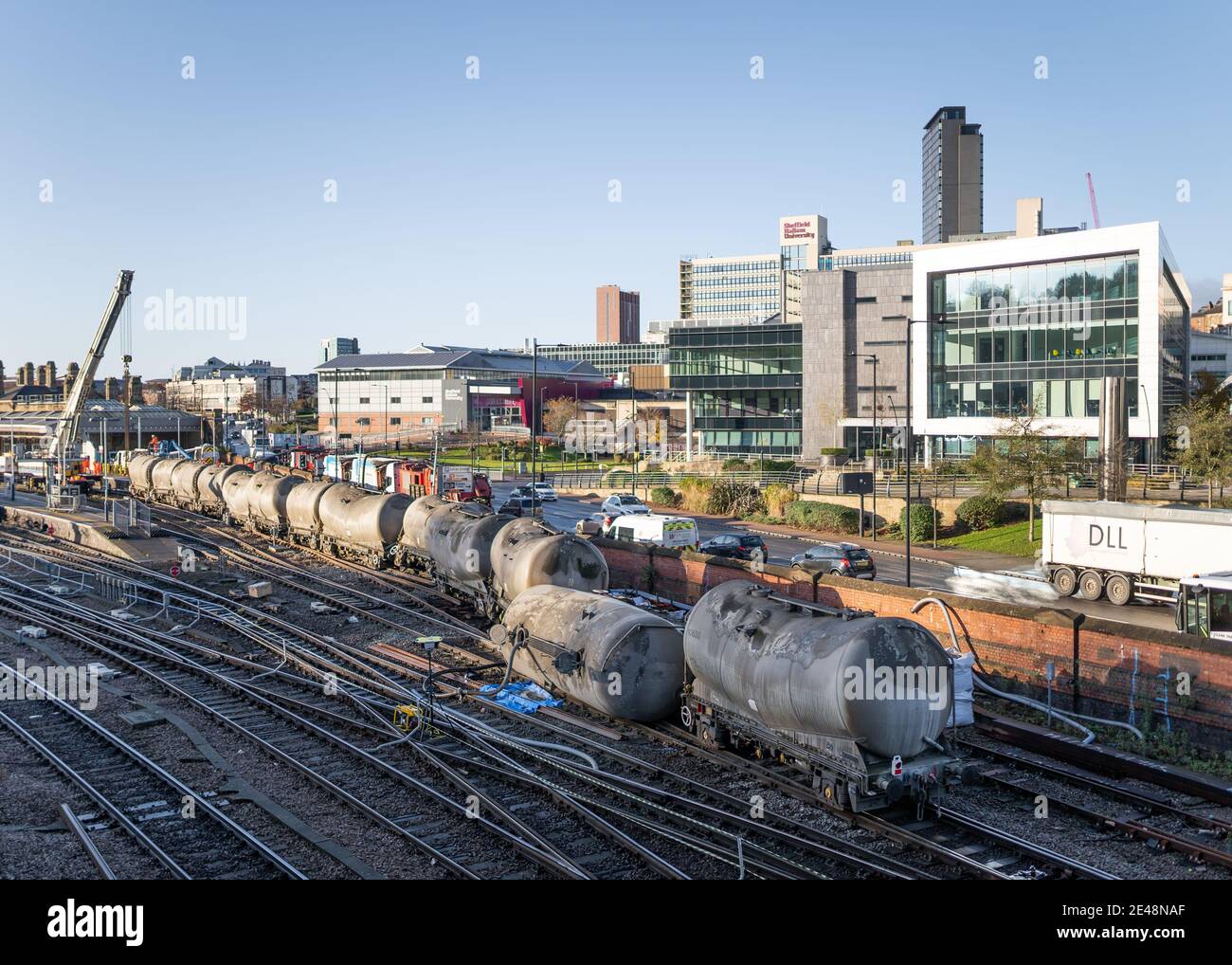 La stazione ferroviaria di Sheffield si schiantò con i treni di autocisterna ribaltati essere sollevato con una gru sulla piattaforma di fronte agli edifici universitari incidente Foto Stock