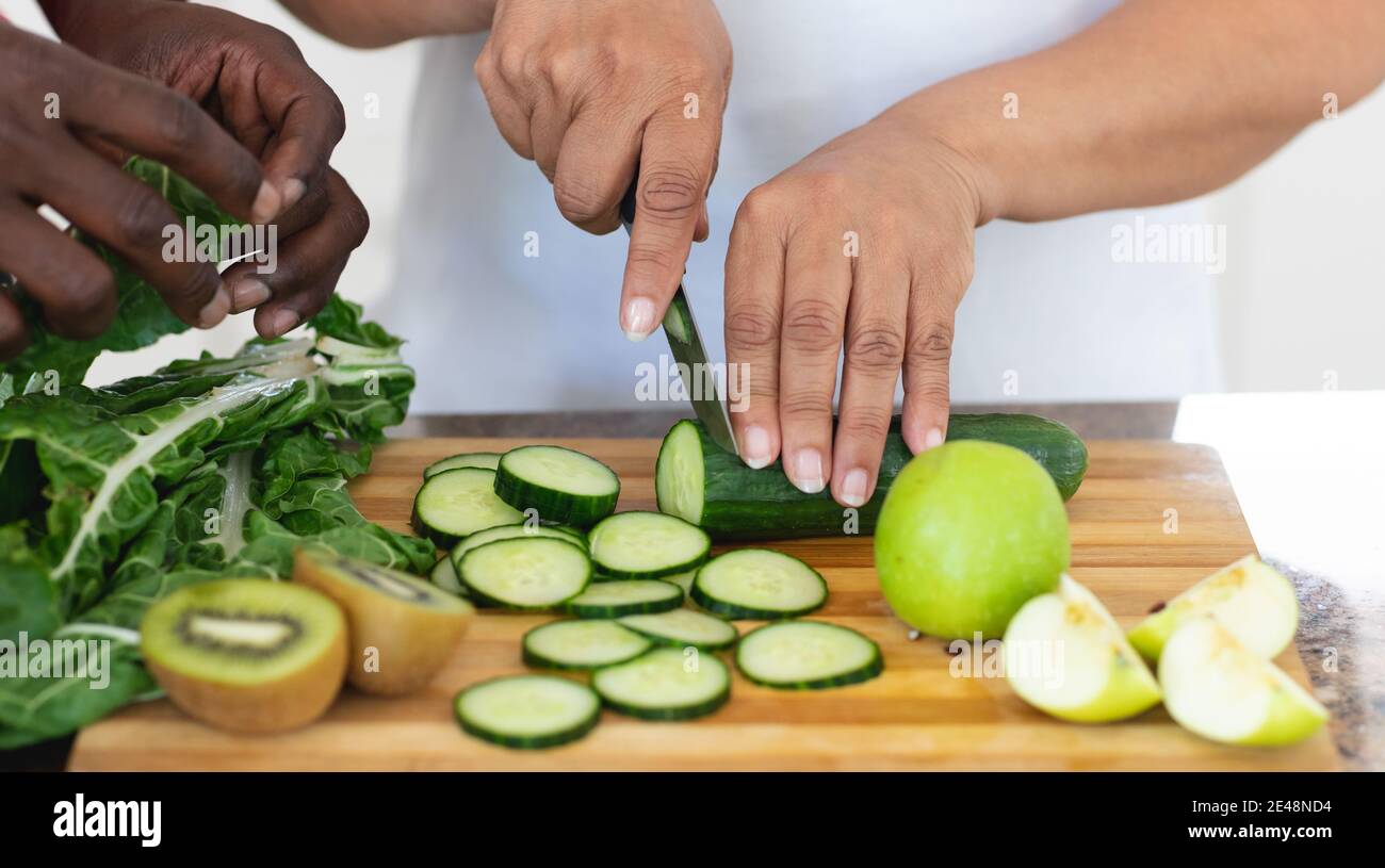 Uomo e donna afro-americana senior che prepara frutta e verdura bevande salutari Foto Stock