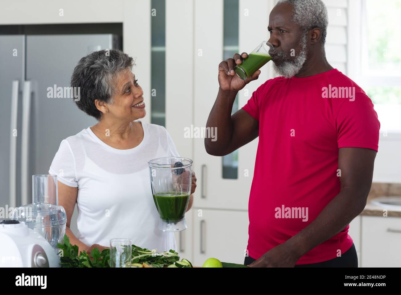 Uomo e donna afro-americana senior che beve frutta e verdura bevande salutari Foto Stock