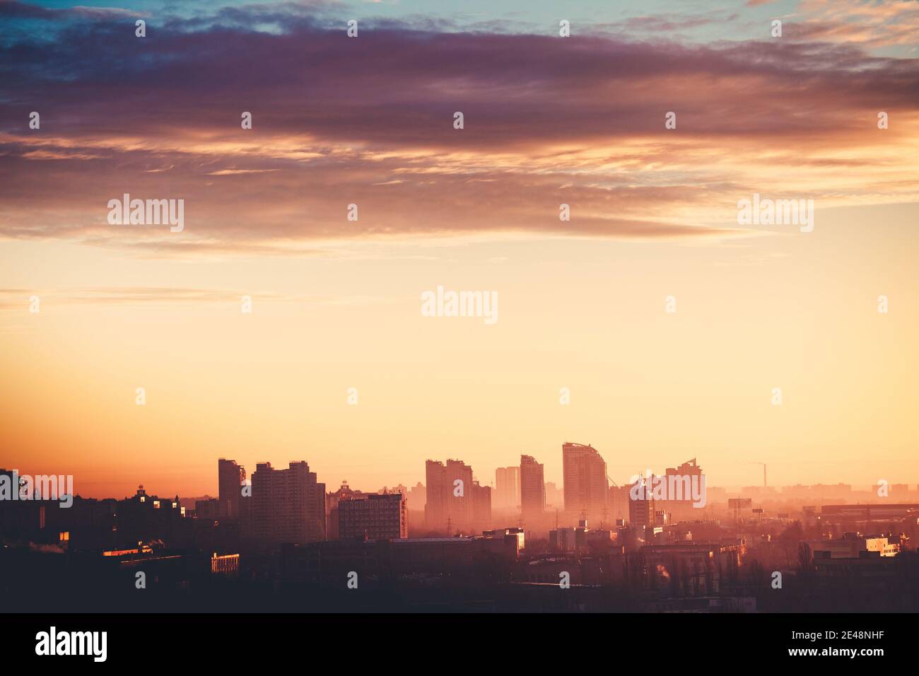 Illustrazione della silhouette dell'alba del paesaggio urbano aereo di Kiev: Nuvola scura su cielo chiaro morbido. Ucraina, città centro in toni caldi del mattino. Incredibili grattacieli della città, case, torri, edificio a ripresa cinematografica Foto Stock