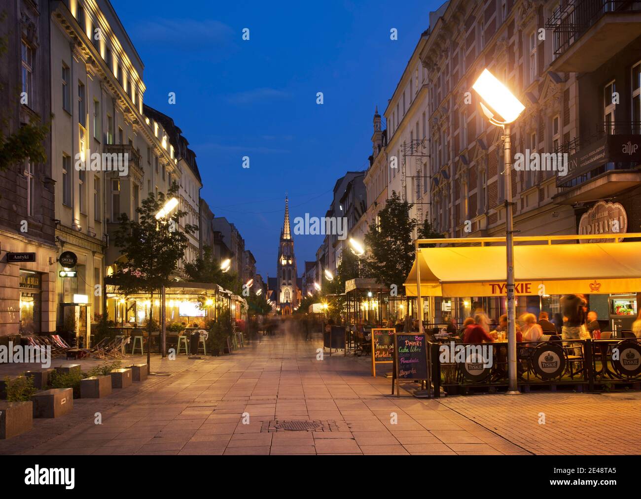 Via Mariacka e Chiesa dell'Immacolata Concezione della Beata Vergine Maria a Katowice. Polonia Foto Stock