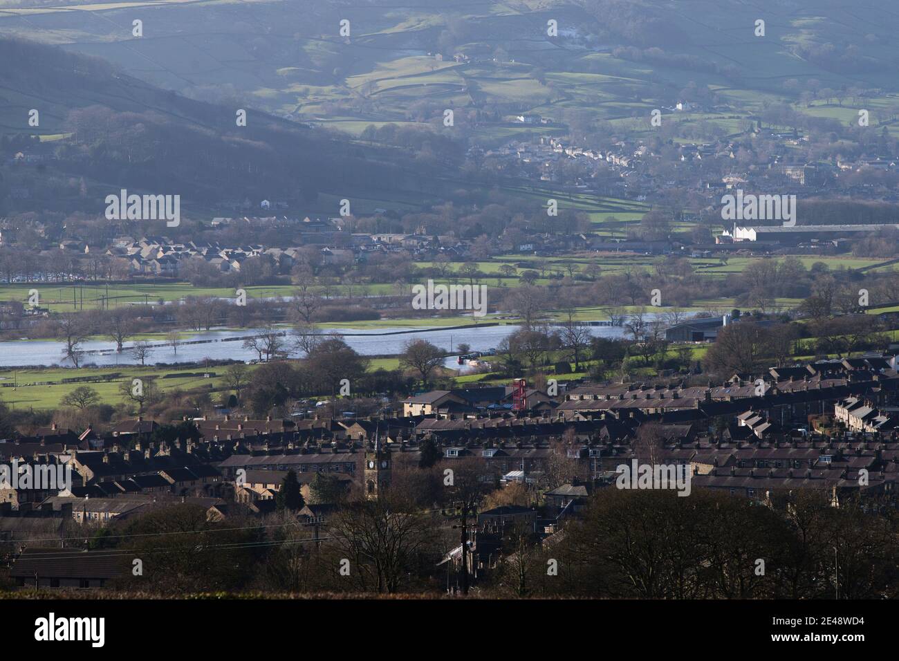 Keighley, Regno Unito Meteo, 22 gennaio 2021. Inondazione a Silsden vicino a Keighley nello Yorkshire occidentale, mentre il fiume Aire esplode le sue rive dopo la neve e le forti piogge. Keighley, Regno Unito. Credit: Paul Thompson/Alamy Live News Foto Stock