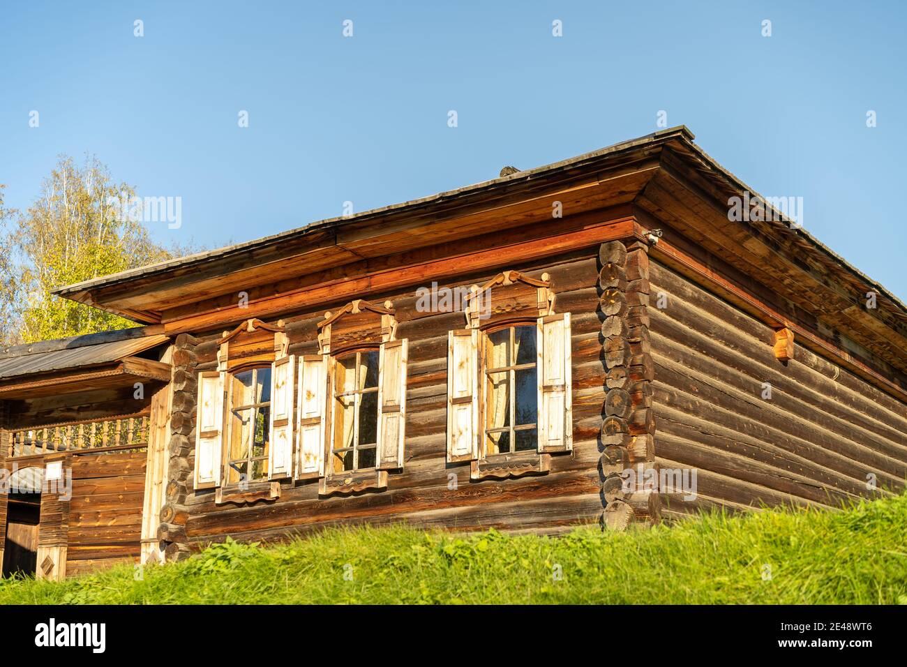 Paesaggio naturale con edifici in legno. Regione di Irkutsk, Taltsy Foto Stock