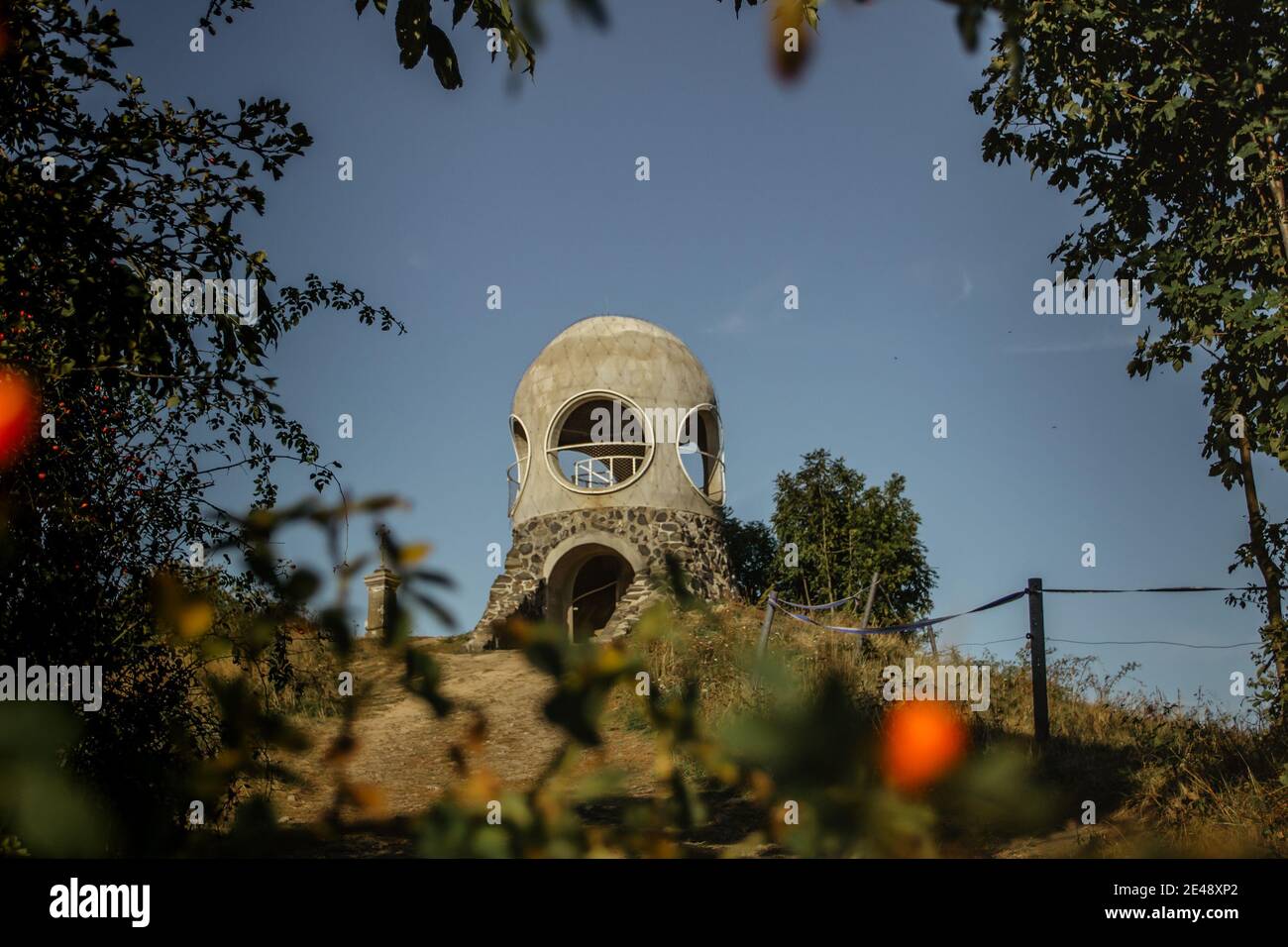Torre di osservazione chiamata Ruzenka sulla cima della collina di Pastevni, Repubblica Ceca, vicino a Hrensko e alla Svizzera boema. Splendida vista a 360 gradi. Minuscolo Foto Stock