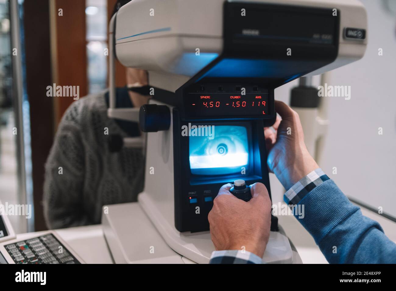 Primo piano di uno specialista ottico vede la vista di una ragazza paziente in una clinica oculistica Foto Stock