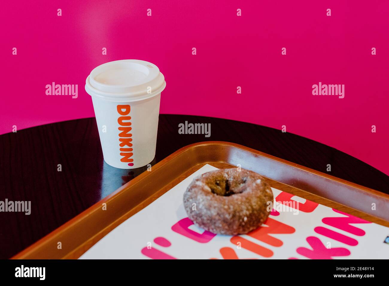 MADRID, SPAGNA - Jan 21, 2021: Dunkin Donuts è un'azienda americana globale  di ciambelle e una catena di caffè Foto stock - Alamy