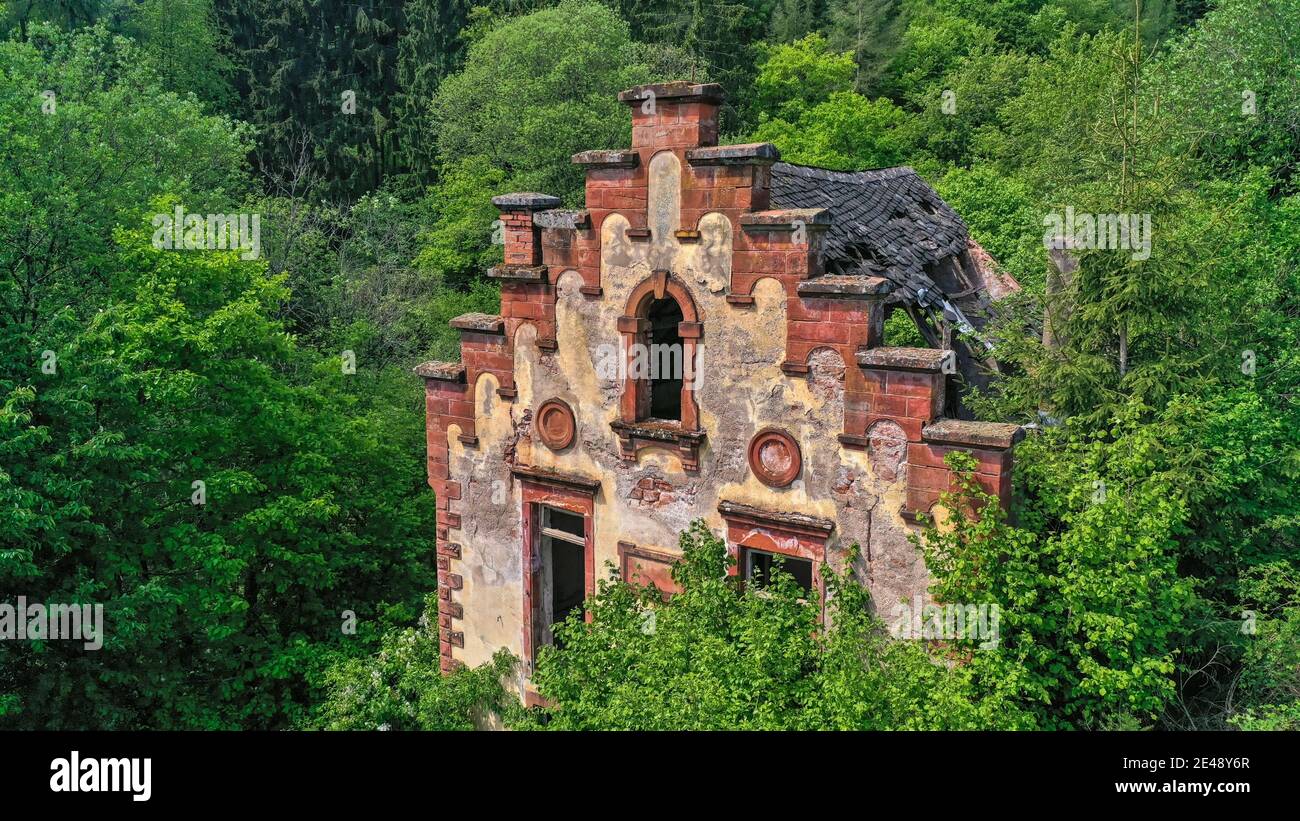 Casa Ruin vicino Kastel-Stadt, Saartal, Renania-Palatinato, Germania Foto Stock