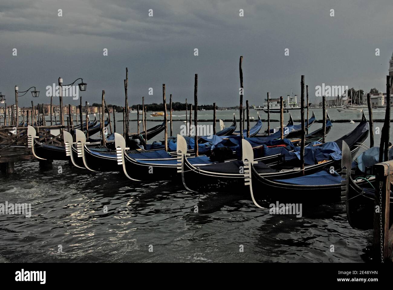 Gondole legate a Venezia in attesa di noleggio Foto Stock