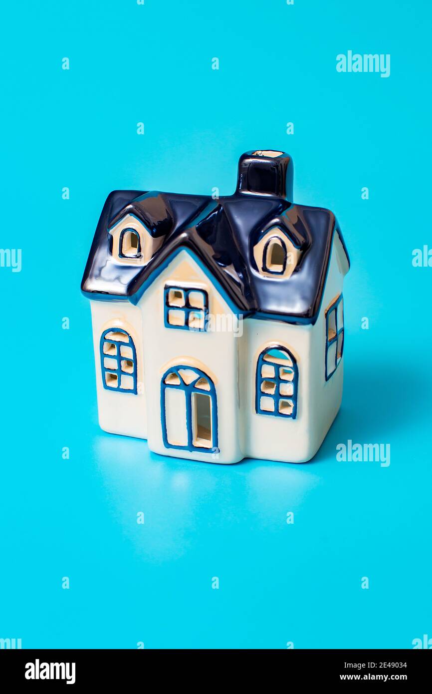 Minimal casa carina isolato su sfondo blu Foto Stock