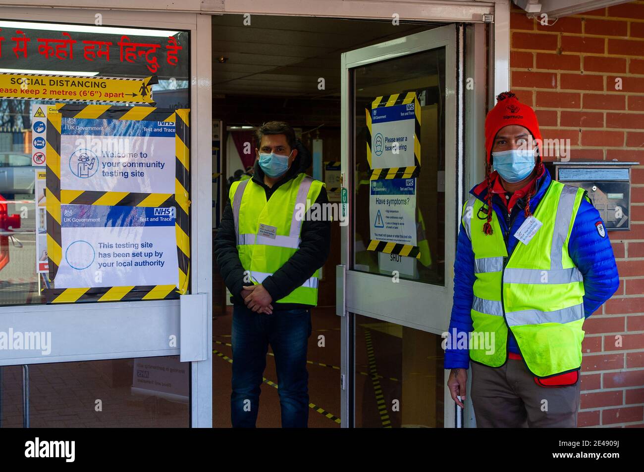 Slough, Berkshire, Regno Unito. 22 gennaio 2021. I volontari sono stati a disposizione oggi per dare alla gente un caloroso benvenuto al Tempio Hindu in Slough che è usato per il test di flusso laterale di Coronavirus Covid-19. I visitatori del centro prendono i loro bastoncini. I risultati dei test vengono inviati tramite testo NHS entro mezz'ora dal test. Le statistiche di Public Health England mostrano che Slough ha il secondo tasso più elevato di casi positivi di Covid-19 nel Regno Unito. Il tasso attuale settimanale di casi confermati di Covid-19 per 100,000 persone è di 1029.8. Credit: Maureen McLean/Alamy Live News Foto Stock