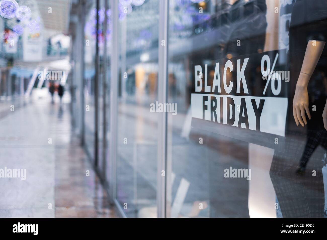 cartello del black friday sullo sfondo del negozio in un centro commerciale durante le vacanze di natale Foto Stock