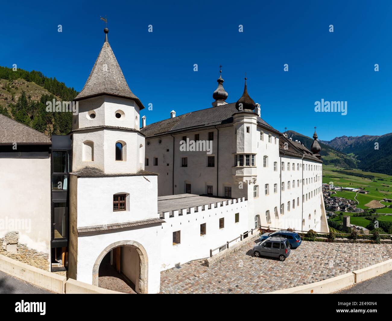 Monastero, abbazia, baluardo, facciata esterna, pascoli di montagna, pascoli alpini, cielo blu, estate, torre della chiesa Foto Stock