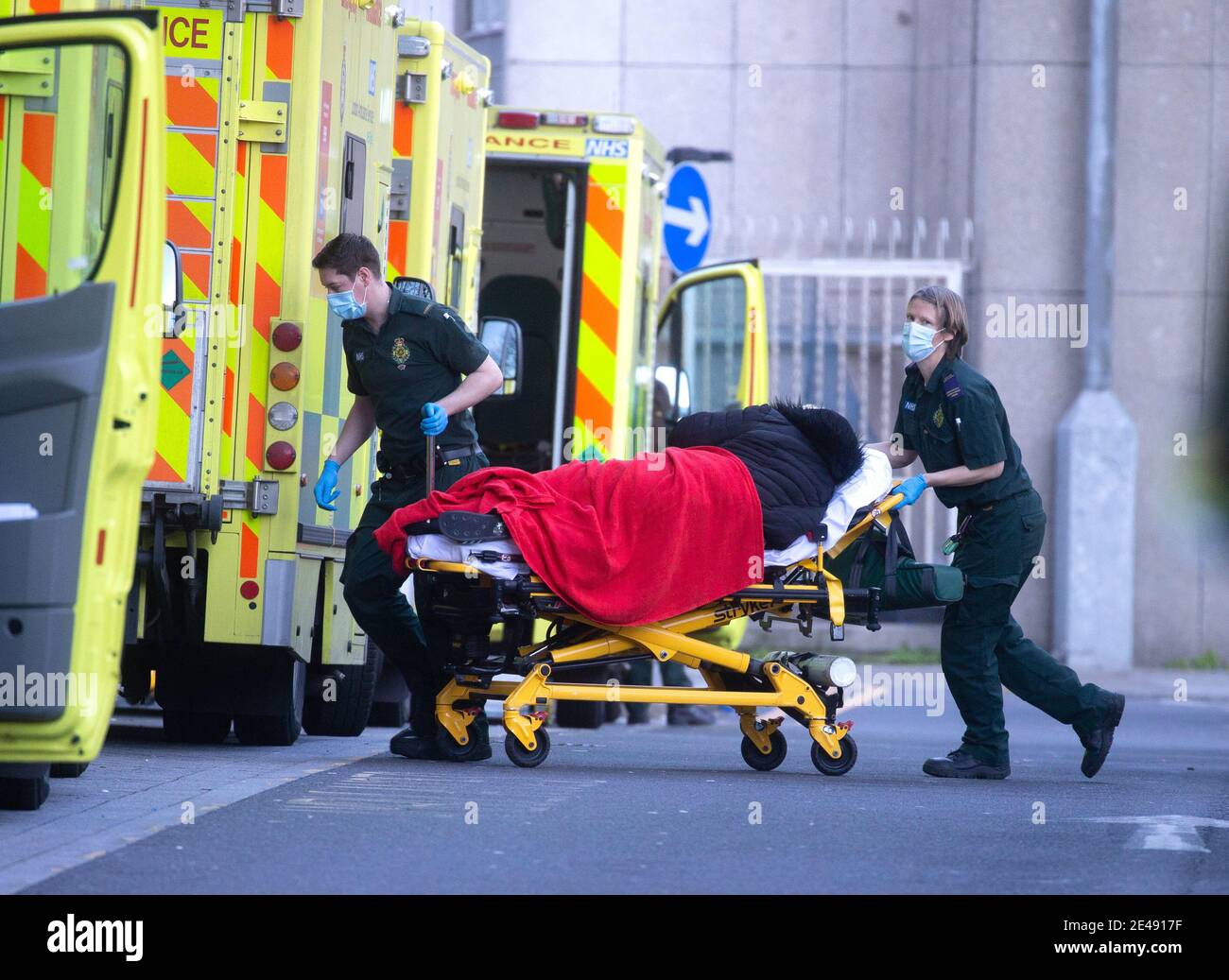 Londra, Regno Unito. 22 gennaio 2021. Un flusso costante di pazienti che arrivano al Royal London Hospital di Whitechapel. L'NHS è sotto stress severo con un elevato numero di pazienti Covid così come il normale lavoro di routine. I dati relativi ai casi sono scesi leggermente oggi, mentre il blocco completo continua. Il governo sta considerando di pagare la gente £500 per mettere in quarantena a casa. Credit: Mark Thomas/Alamy Live News Foto Stock