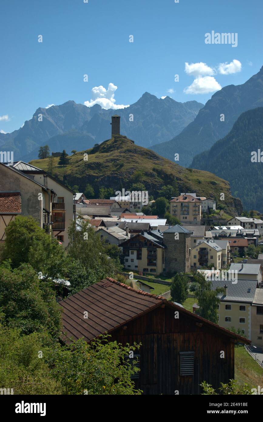 Vista su un antico edificio a torre nella regione dell'Engadina In Svizzera 12.8.2020 Foto Stock