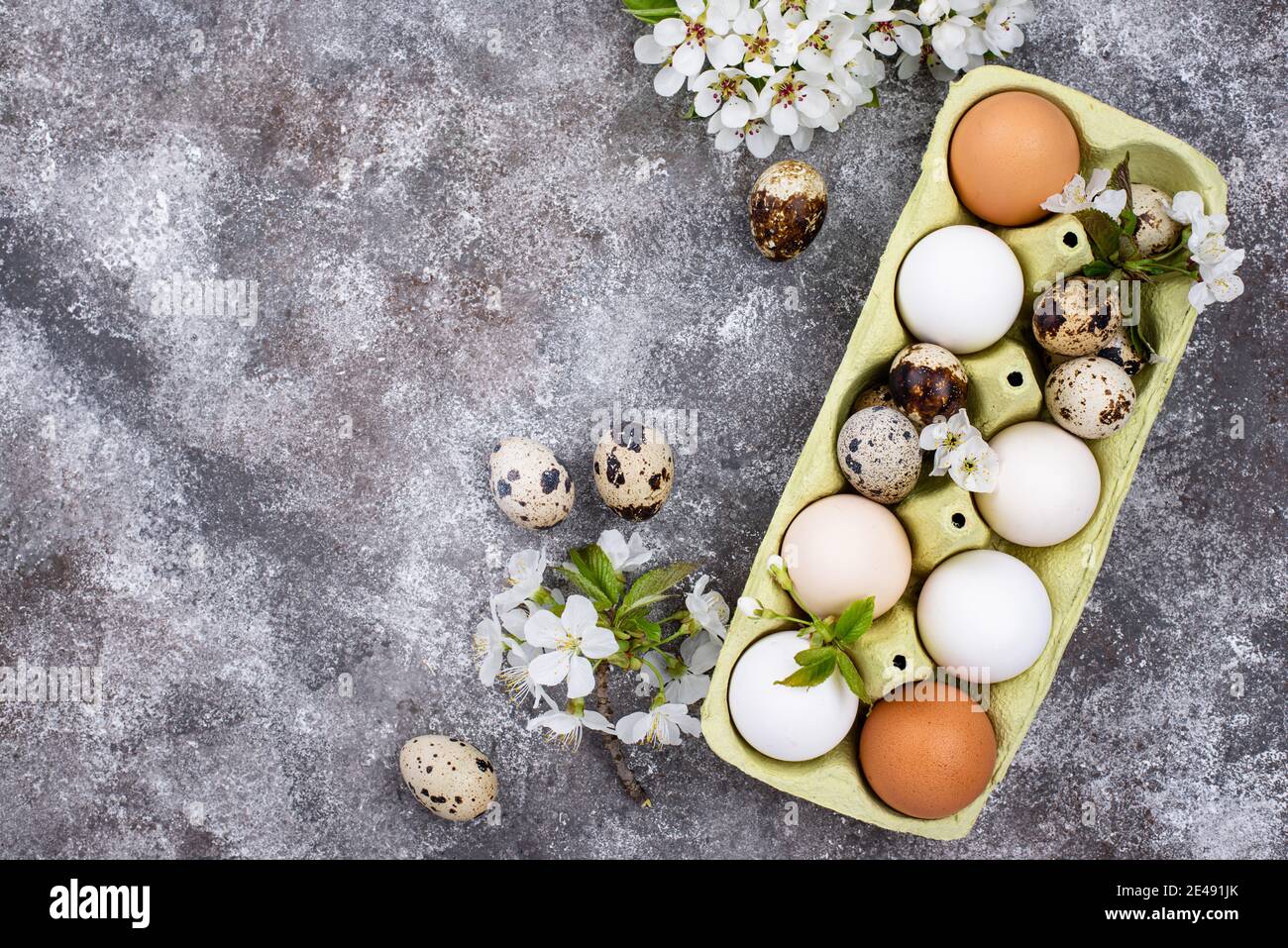 Concetto di Pasqua. Uova di pollo e quaglia. Foto Stock
