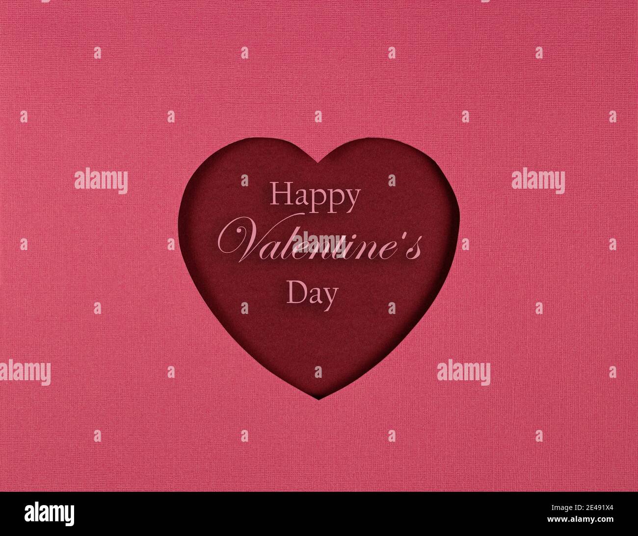 Carta Cut cuore e iscrizione Happy San Valentino. Astratto sfondo con simbolo di amore. Cuore di carta tagliato su sfondo rosso, carta ritagliata ART Foto Stock