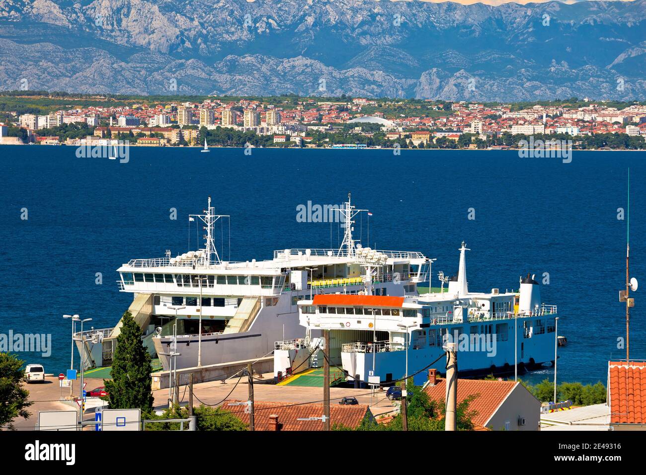 Isola di Ugljan porto dei traghetti e Zara vista con Velebit montagna  sfondo, arcipelago della Dalmazia, Croazia Foto stock - Alamy