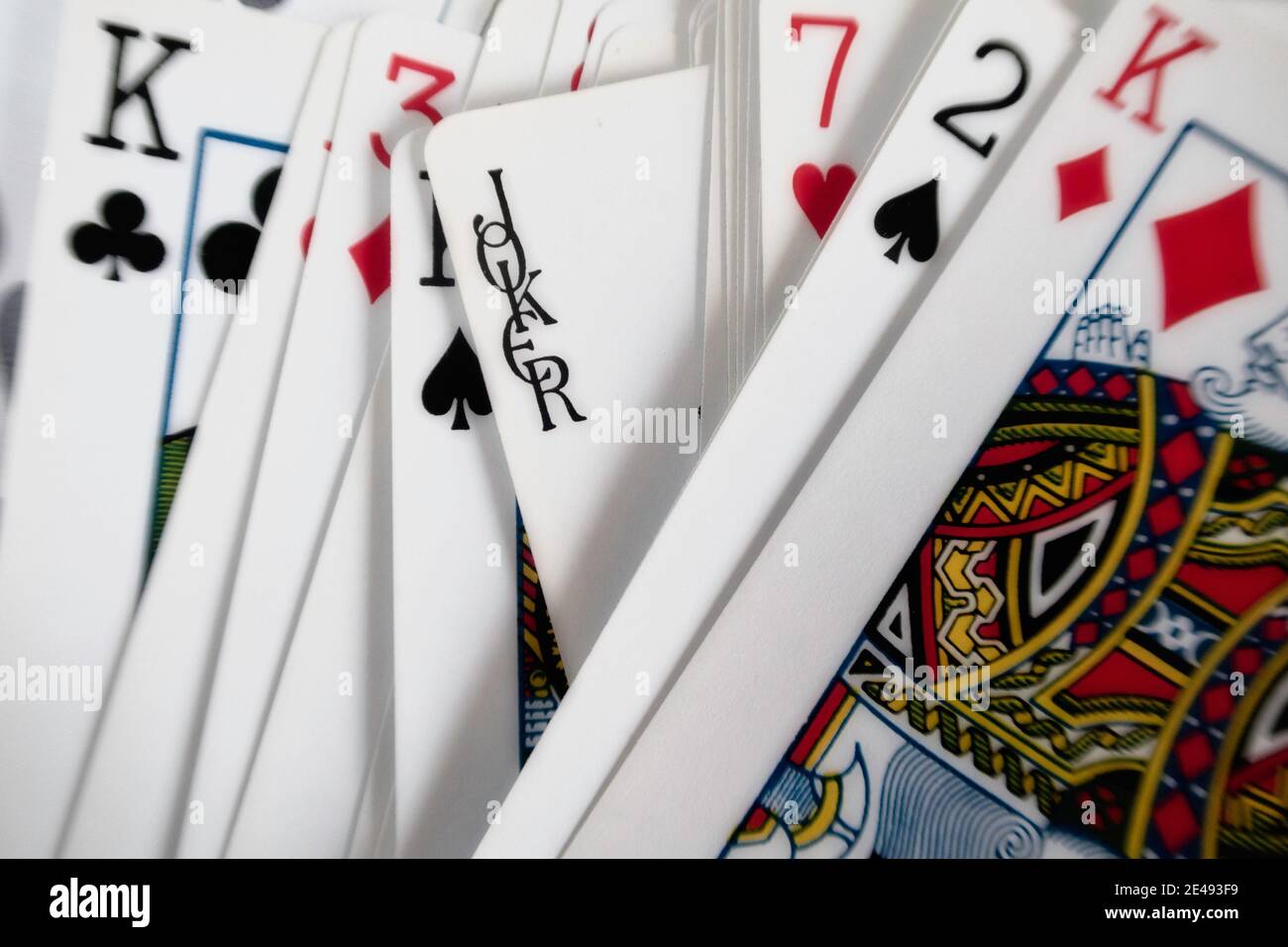 Mazzo di carte con Joker al centro Foto Stock