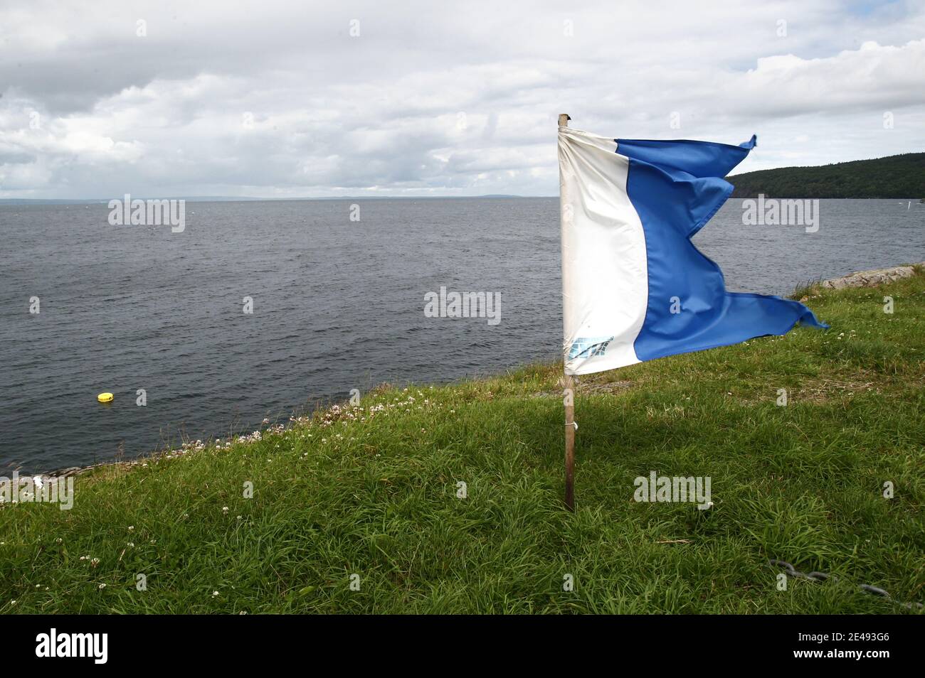 HÄSTHOLMEN, SVEZIA - 20 LUGLIO 2012: Bandiera che mostra che ci sono subacquei in acqua. Foto Stock