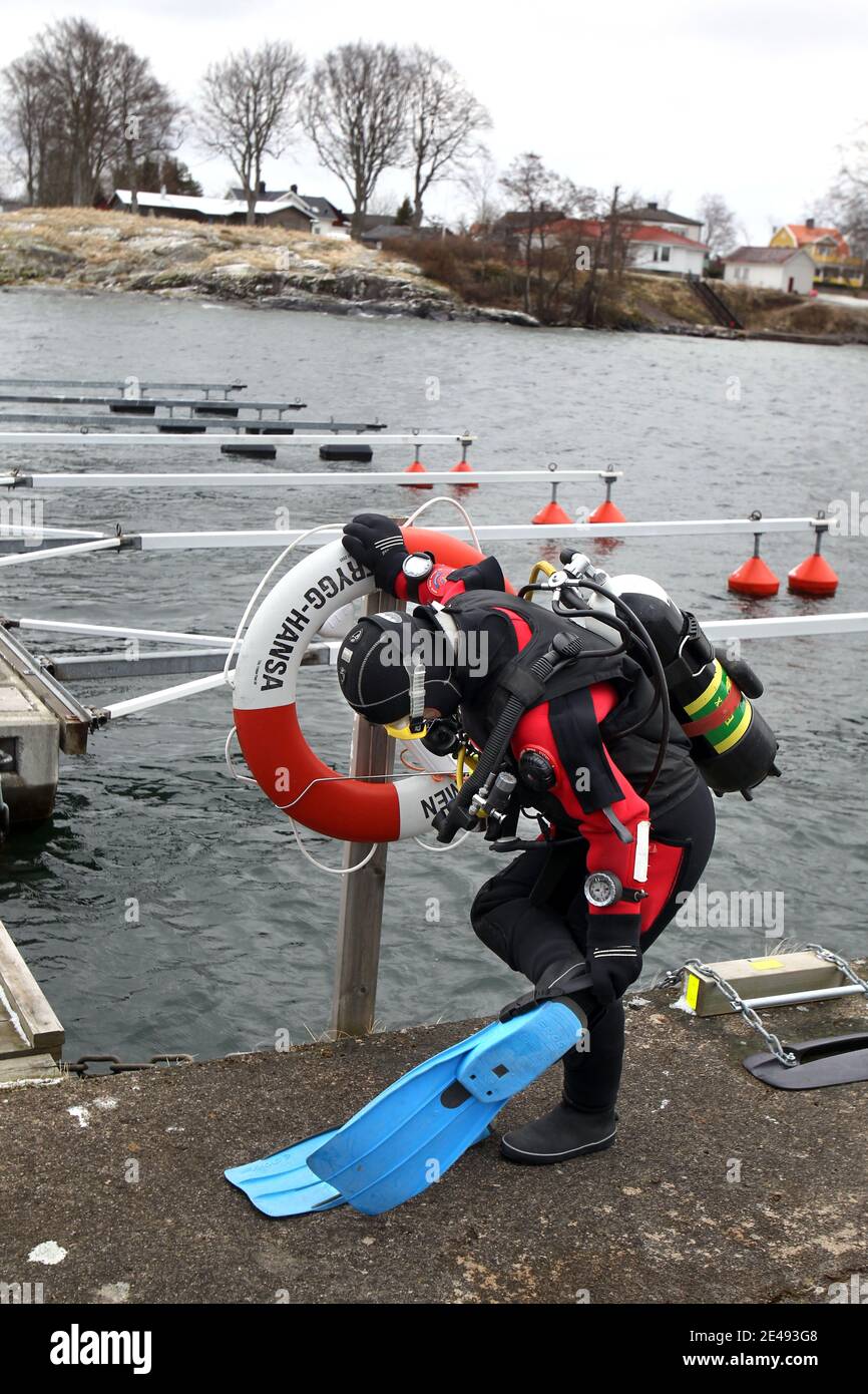 HÄSTHOLMEN, SVEZIA - 19 MAGGIO 2012: Tuffatore nelle acque del lago Vättern, Hästholmen. Foto Stock