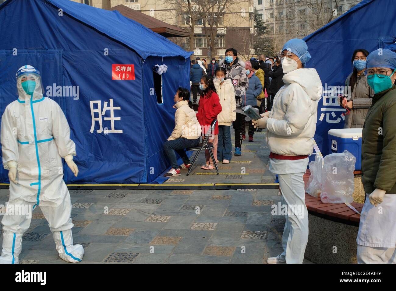 Le persone si allineano per ottenere il loro test di acido nucleico dopo l'epidemia di coronavirus (COVID-19) a Pechino, Cina 22 gennaio 2021. Foto Stock