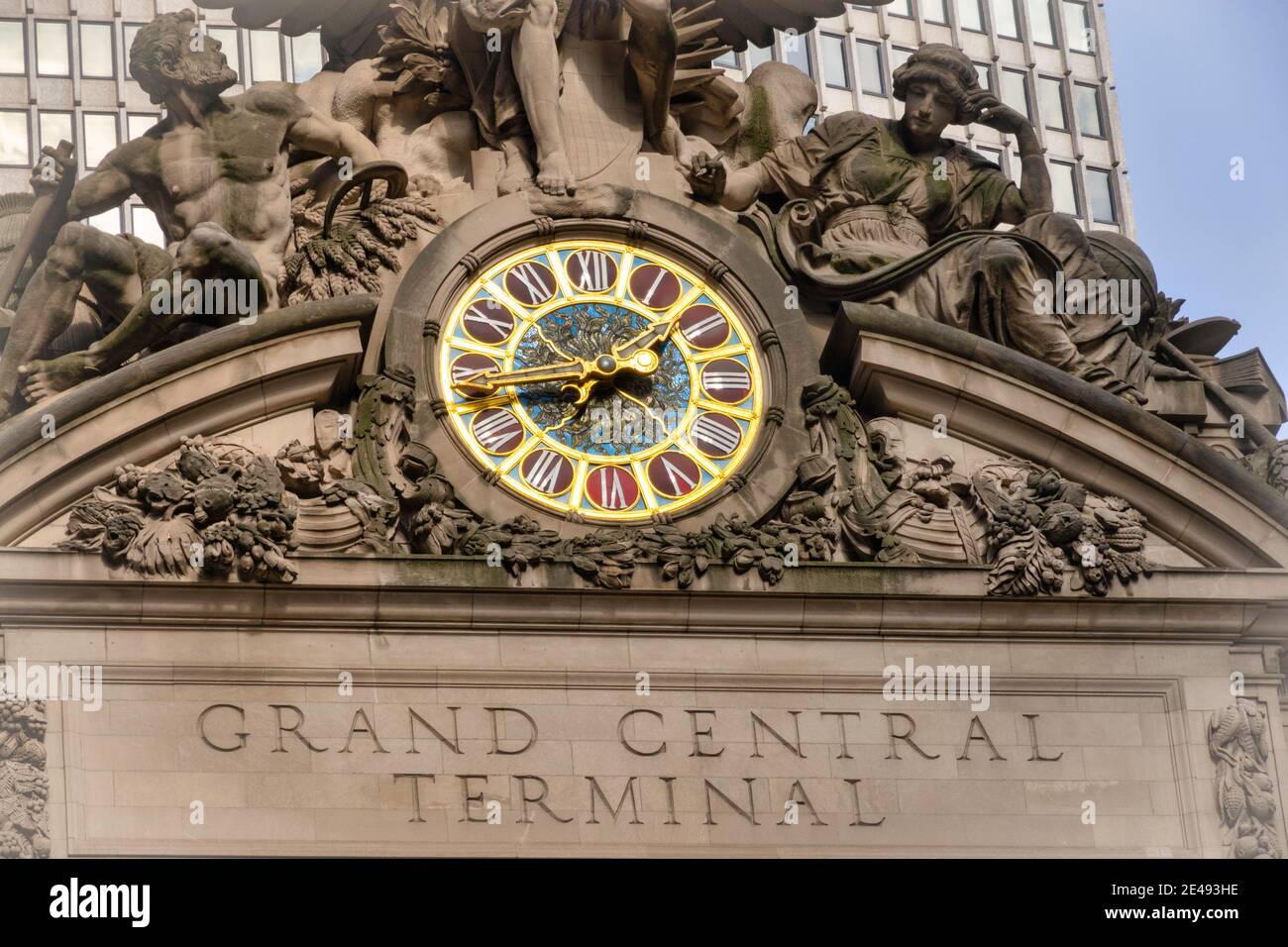 La facciata del Grand Central Terminal presenta una scultura per il trasporto e un orologio in vetro di Tiffany, New York City, USA Foto Stock